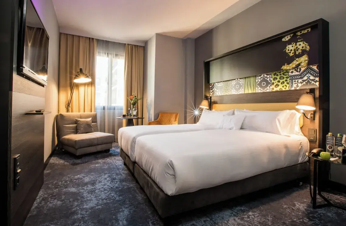 Habitación con dos camas y zona de estar en el Gran Atlanta