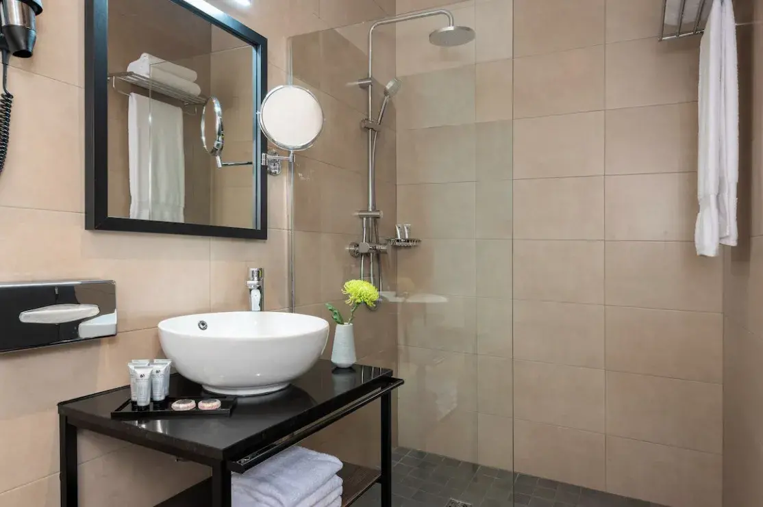 Baño con ducha y espejo de aumento