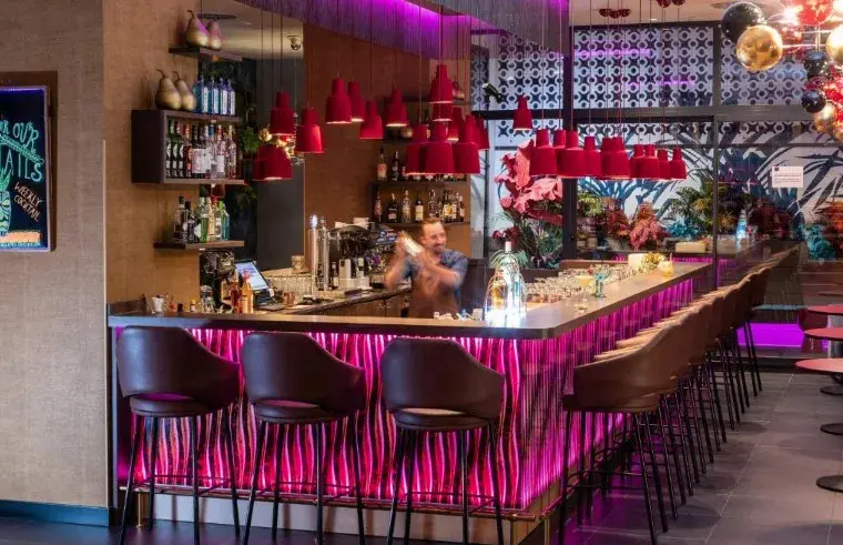 Barra del bar iluminada en rosa