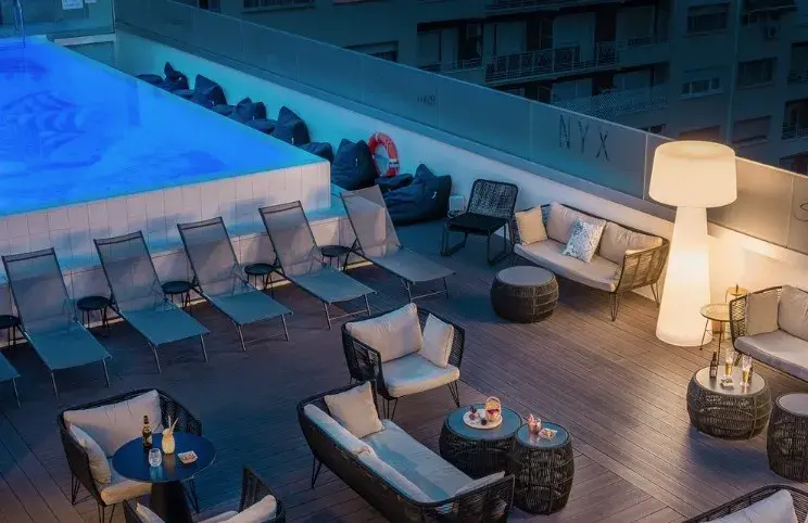 Terraza de la azotea con tumbonas y zona de estar