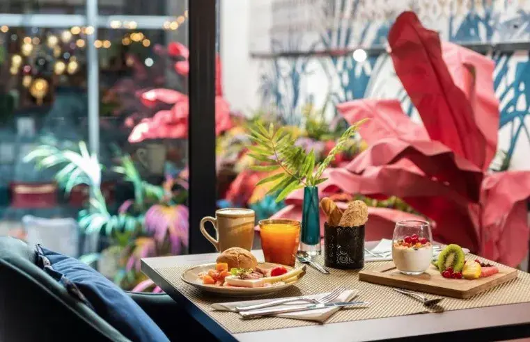 Desayuno con zumo y fruta en una mesa junto a la terraza