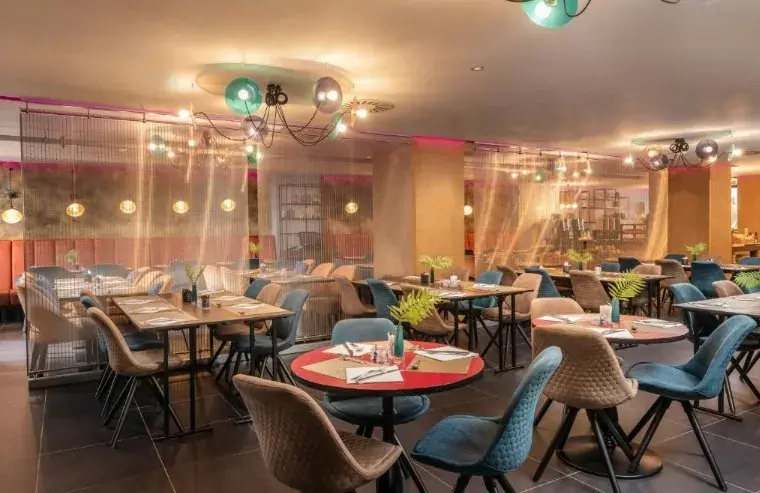 Comedor del Gran Atlanta con mesas redondas